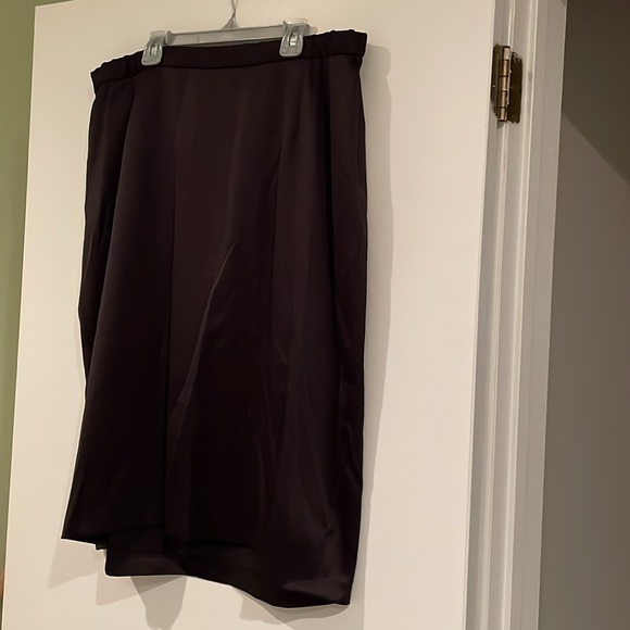 JS Collections Satin skirt - Picture 2 of 4